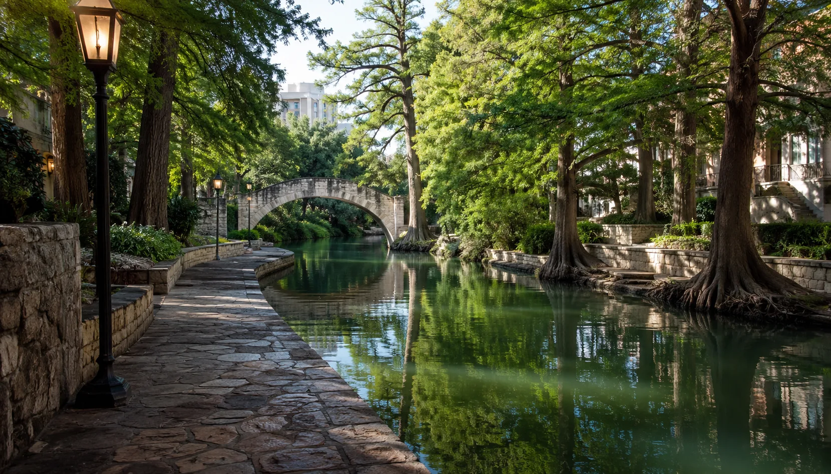Free River Walk walk in San Antonio